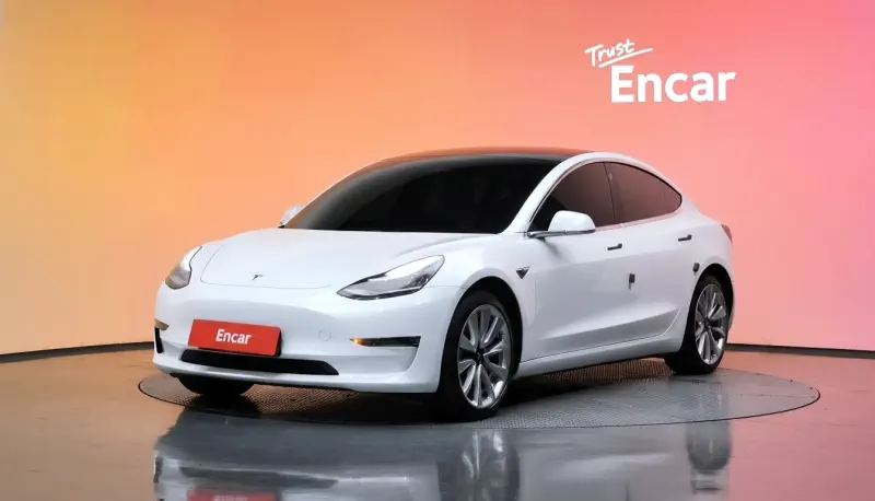Tesla Model 3 — фото