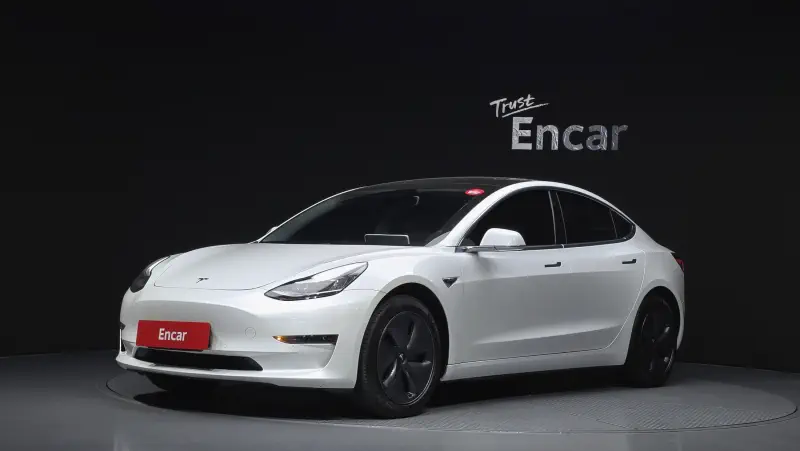 Tesla Model 3 — фото