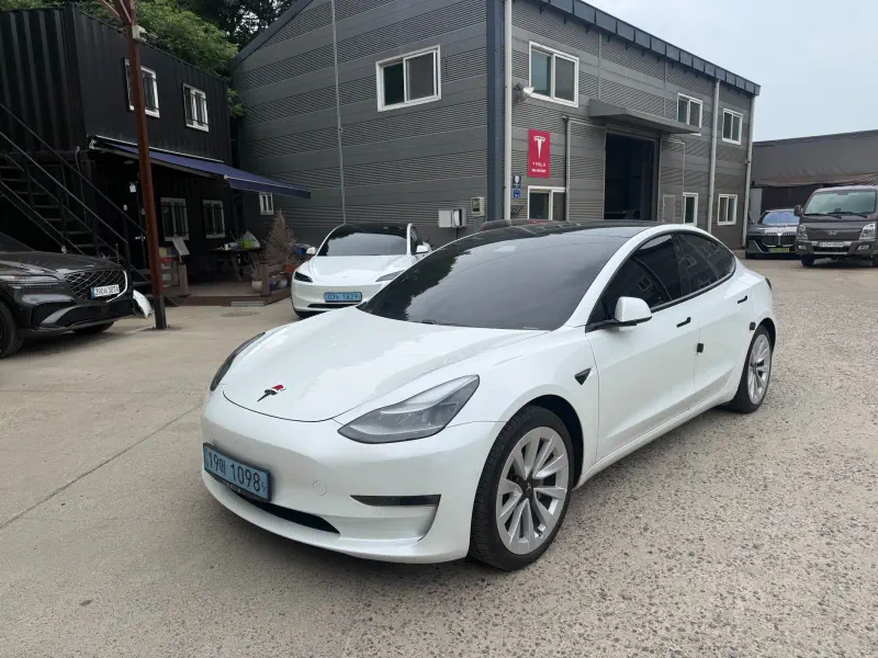 Tesla Model 3 — фото