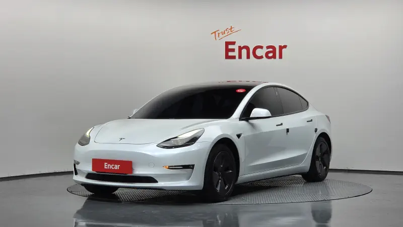 Tesla Model 3 — фото