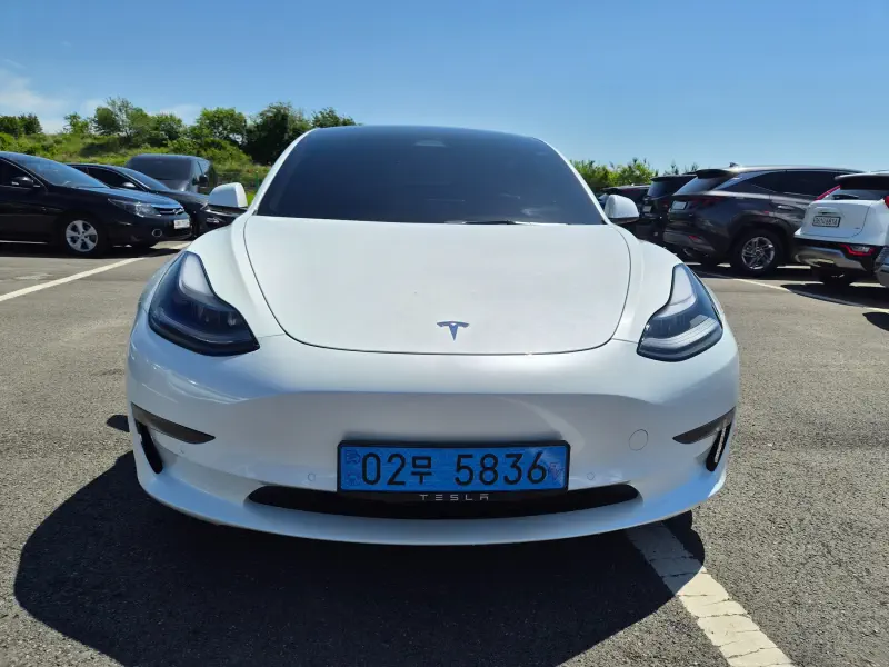 Tesla Model 3 — фото