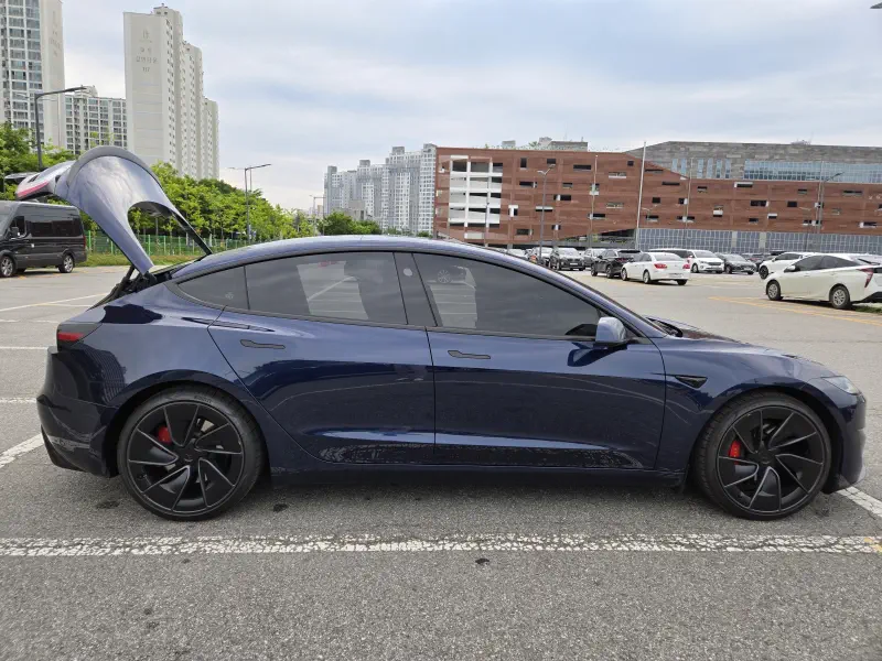 Tesla Model 3 — фото