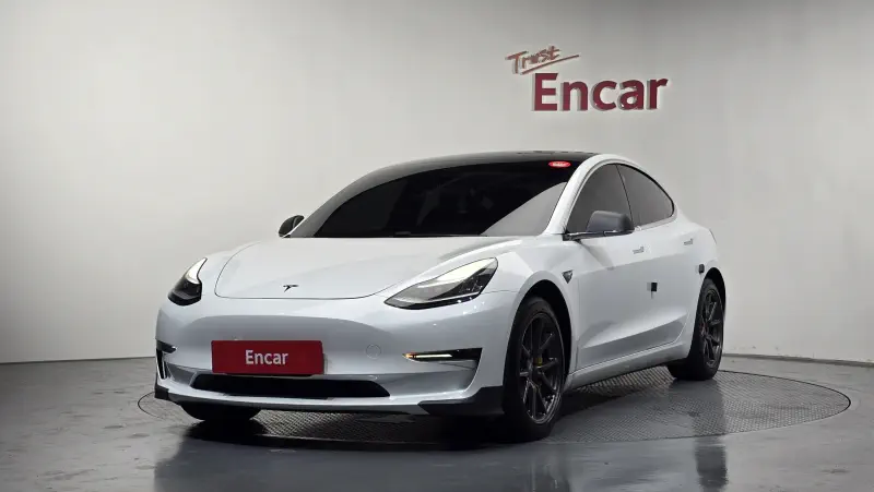Tesla Model 3 — фото