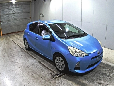 TOYOTA AQUA — фото