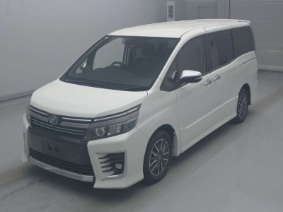 TOYOTA VOXY — фото