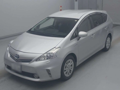 TOYOTA PRIUS ALPHA — фото