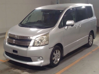 TOYOTA NOAH — фото