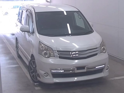 TOYOTA NOAH — фото