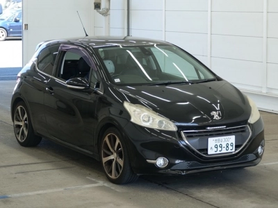 PEUGEOT 208 — фото