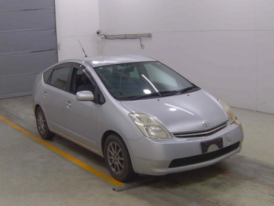 TOYOTA PRIUS — фото