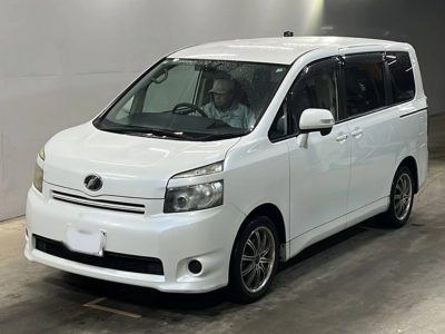 TOYOTA VOXY — фото