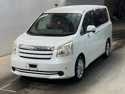 TOYOTA NOAH — фото