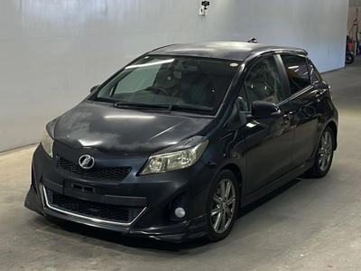 TOYOTA VITZ — фото