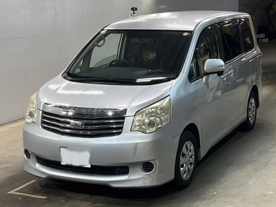 TOYOTA NOAH — фото