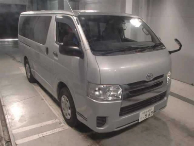 TOYOTA HIACE VAN — фото
