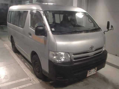 TOYOTA HIACE WAGON — фото
