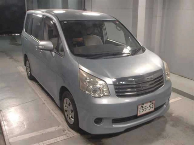 TOYOTA NOAH — фото