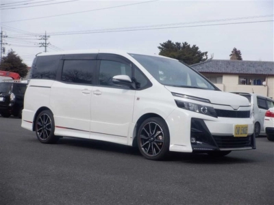 TOYOTA NOAH — фото