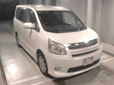 TOYOTA NOAH — фото