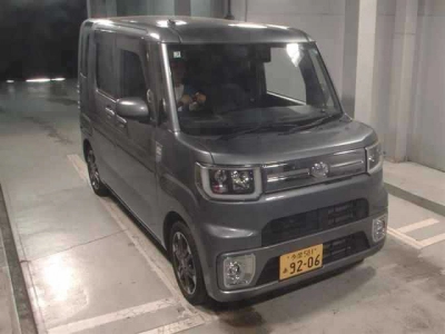 TOYOTA PIXIS MEGA — фото