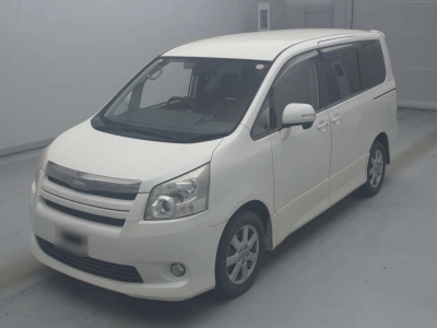 TOYOTA NOAH — фото