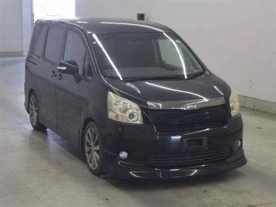 TOYOTA NOAH — фото