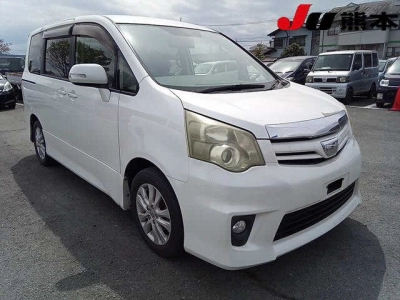 TOYOTA NOAH — фото