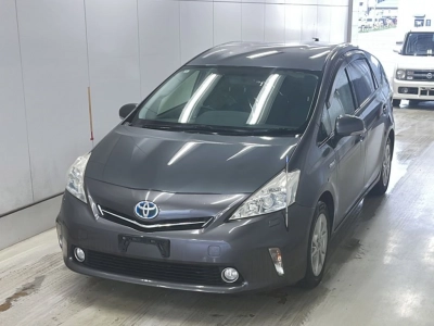 TOYOTA PRIUS ALPHA — фото