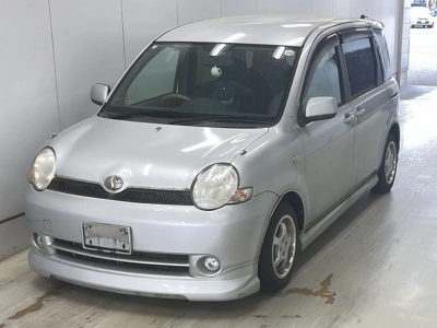 TOYOTA SIENTA — фото