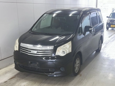 TOYOTA NOAH — фото