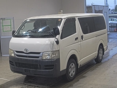 TOYOTA HIACE — фото