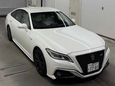 TOYOTA CROWN HYBRID — фото