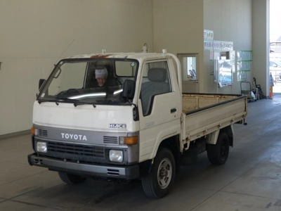 TOYOTA HIACE — фото