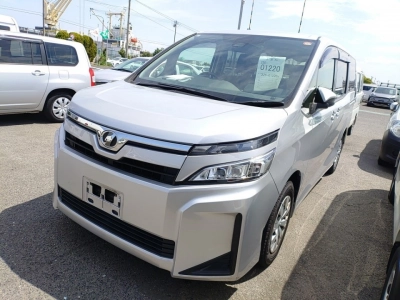 TOYOTA VOXY — фото