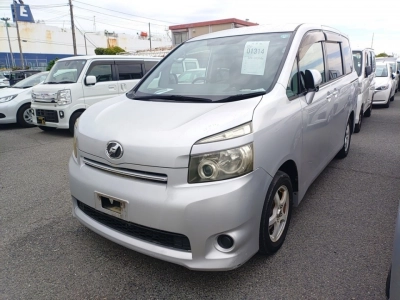 TOYOTA VOXY — фото