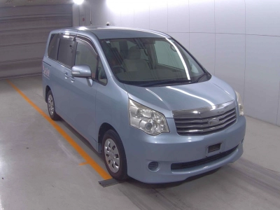 TOYOTA NOAH — фото