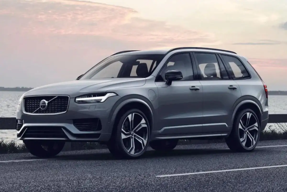 Дилеры привезли в Россию новый флагманский Volvo XC90 в трёх комплектациях