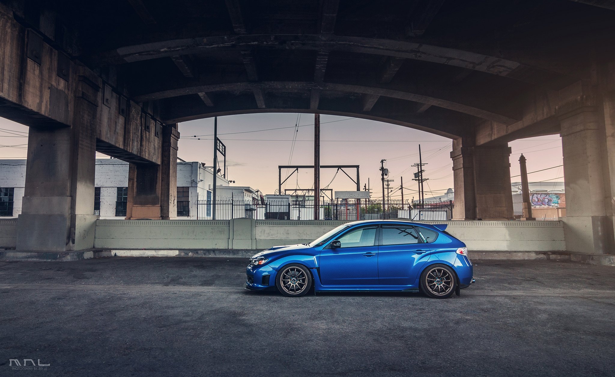 Синий хетчбек под мостом Синий хетчбек под мостом