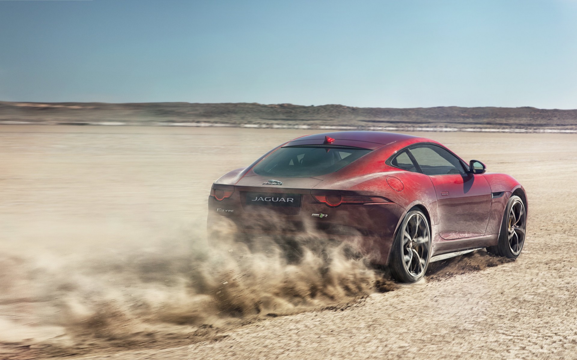 Авто Jaguar в пустыне