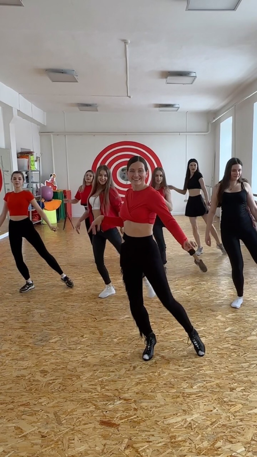 Все танцуют )