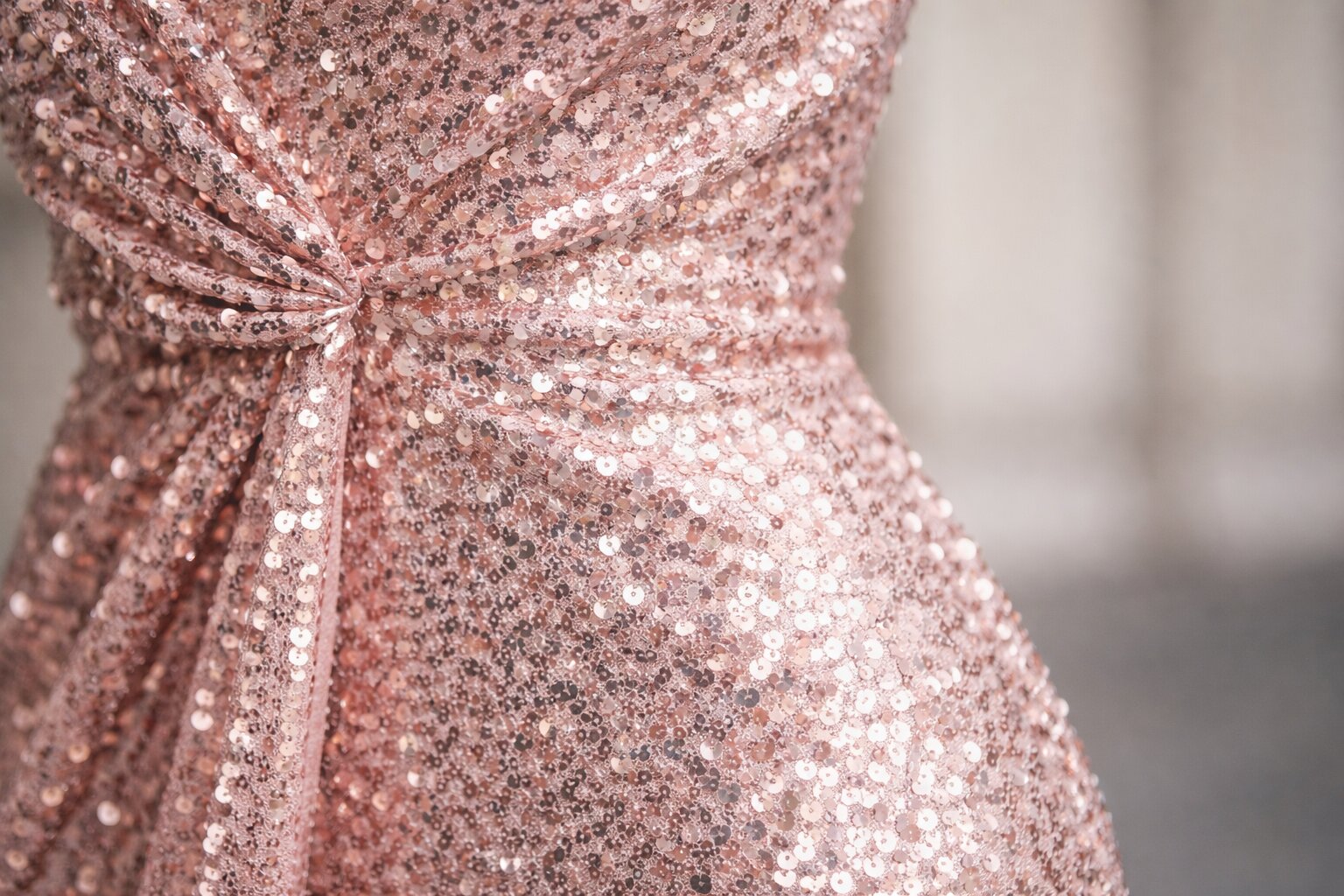 plate-s-paietkami-ot-vybora-tkani-do-bezuprecnogo-obraza