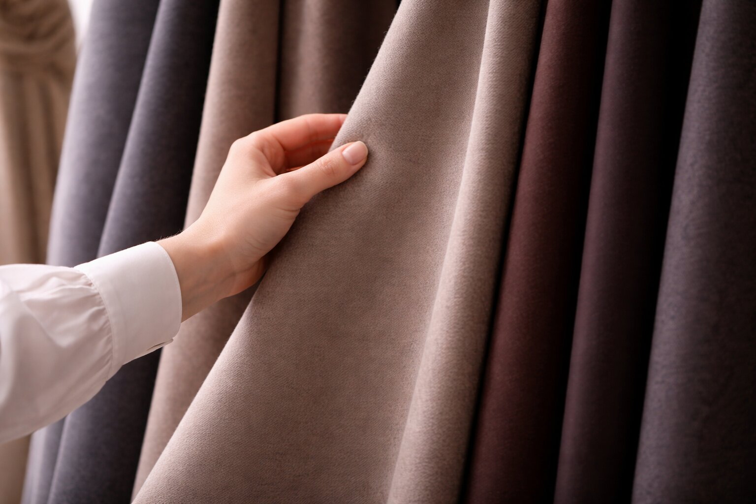 kakaia-tkan-lucse-dlia-iubki-karandas-dlia-premialnoi-odezdy