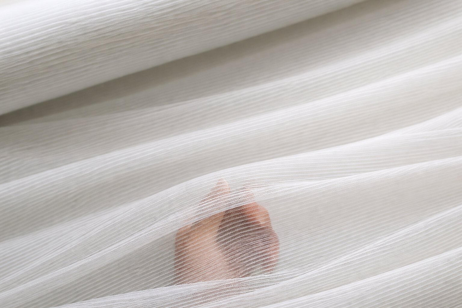 tkan-plisse-vse-cto-nuzno-znat-o-materii-s-filigrannoi-skladkoi