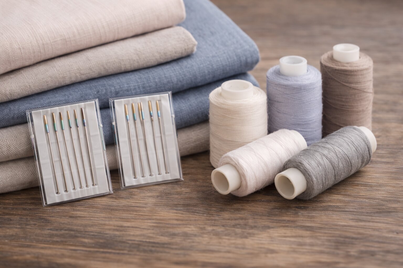 kak-vybrat-igly-i-nitki-pod-tkan-tablica-tkan-igla-nitka