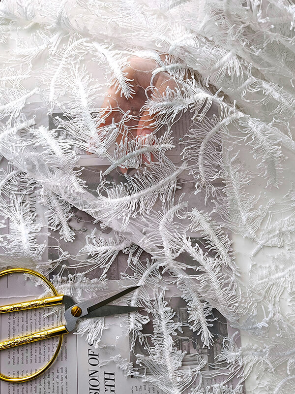 Сетка с вышивкой перья "Молочный"