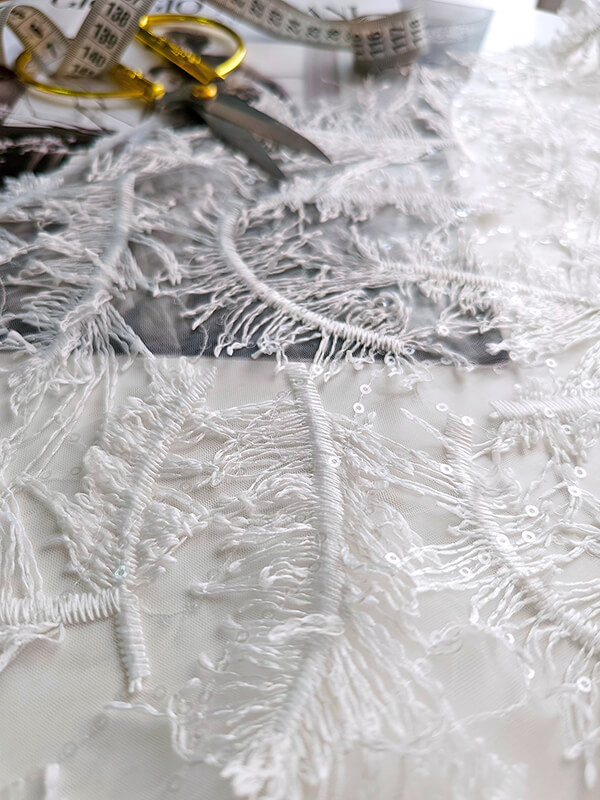 Сетка с вышивкой перья "Молочный"