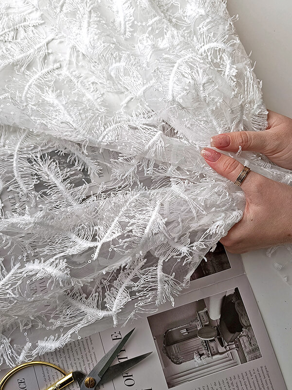 Сетка с вышивкой перья "Молочный"