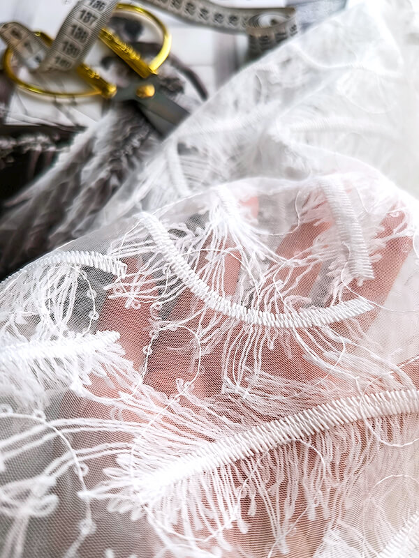 Сетка с вышивкой перья "Молочный"