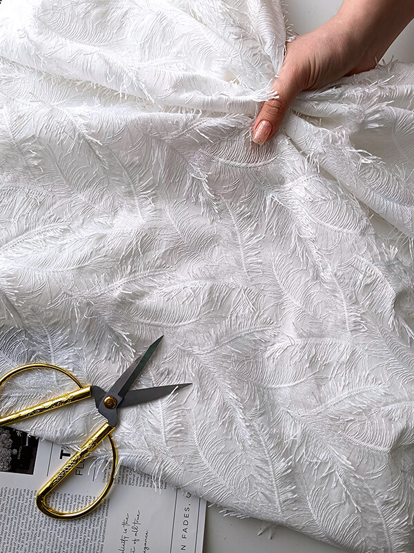 Батист фактурный перья "Молочный"