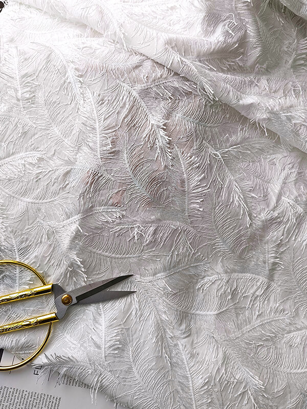 Батист фактурный перья "Молочный"